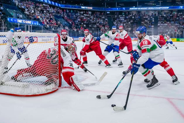 FRIBOURG, SWITZERLAND MAY 24 Nicholas Saracino of Italy R against goalkeeper Mads Sogaard of Denmark during the 2026 IIHF Ice Hockey World Championship Switzerland game between Denmark and Italy at BCF Arena on May 24, 2026 in Fribourg, Fribourg Fribourg BCF Arena Fribourg Switzerland Copyright: xJustPictures.ch JarixPestelaccix jp-en-EuSpIm-JP6_JAR_Denmark_Italy_24May2026_00101