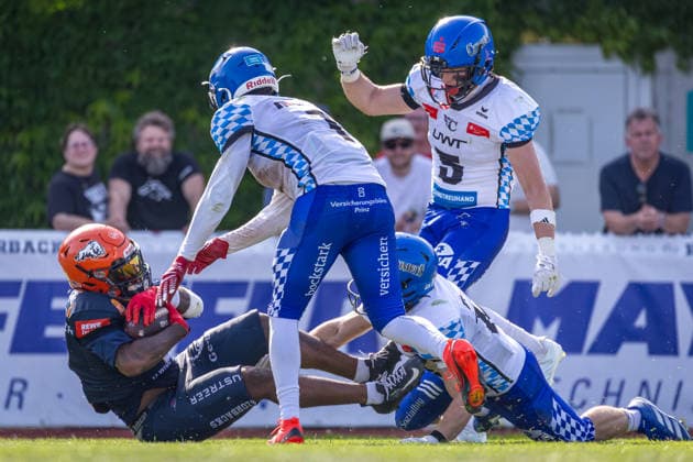 Anthony Harris Jr (ifm Razorbacks Ravensburg, 01 Wide Receiver) catched the ball, Gabriel Quigley (Allgäu Comets, 07 Wide Receiver), Steven Andersen (Allgäu Comets, 05 Defensive Back) tried to deflect ifm Razorbacks Ravensburg vs Allgäu Comets, American Football, German Football League, Week 3, 2026, 24.05.2026, Weingarten TeleData Stadion am Lindenhof Baden Württemberg Germany Copyright: xFootxBowl SebastianxJustx