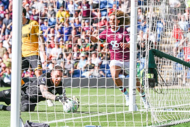 BURNLEY, ENGLAND - MAY 24: Goalkeeper Jose Sa of Wolverhampton Wanderers controls the ball during the Premier League match between Burnley and Wolverhampton Wanderers at Turf Moor on May 24, 2026 in Burnley, England. Copyright: xSeanxChandlerx xSPPx Sportspressphoto_154128
