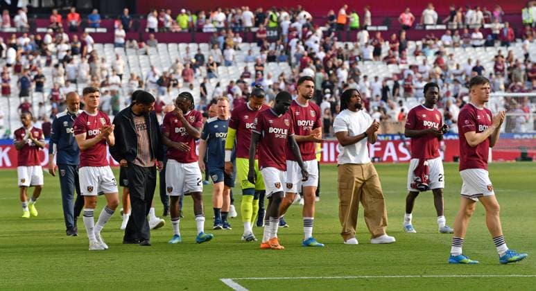 West Ham United look dejected at the end of the match West Ham United v Leeds United, Premier League, Football, London Stadium, London, UK - 24 May 2026London London Stadium United Kingdom EDITORIAL USE ONLY No use with unauthorised audio, video, data, fixture lists, club league logos or live services. Online in-match use limited to 120 images, no video emulation. No use in betting, games or single club league player publications.  Copyright: xAlanxWalter Shutterstockx 16889881ba