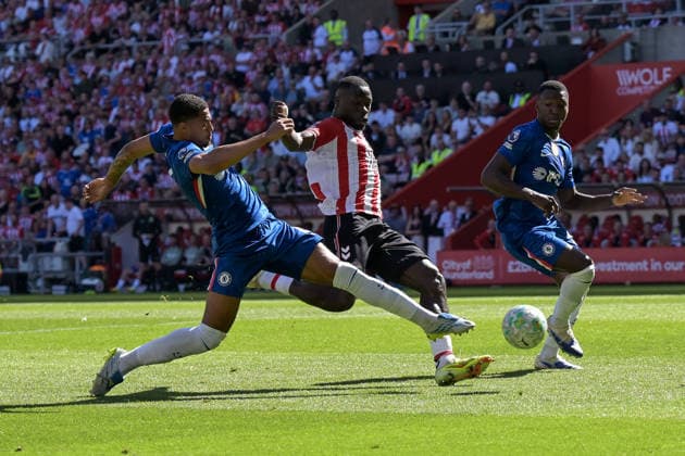Sunderland v Chelsea - Premier League Brian Brobbey of Sunderland FC is narrowly beaten to the ball by Levi Colwill of Chelsea FC during the Premier League match between Sunderland and Chelsea at the Stadium Of Light in Sunderland on May 24, 2026. Sunderland Tyne and Wear United Kingdom  Copyright: xMIxNewsx originalFilename:fletcher-sunderla260524_npmxX.jpg