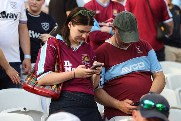 West Ham gegen Leeds 24. Mai 2026, London Premier League Fußball West Ham United gegen Leeds United West Ham-Fans überprüfen ihre Handys auf den Spielstand beim Spiel in Tottenham Foto Charlotte Wilson Offside London UK  Copyright: xCharlottexWilsonx xOffsidexOffside