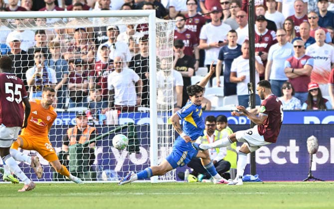 West Ham vs Leeds United, Premier League Callum Wilson (West Ham) has a shot during the West Ham vs Leeds United Premier League match at the London Stadium Stratford. Stratford The London Stadium UK Copyright: xMartinxDaltonx WestHam_vs_Leeds_240526_MD_0031
