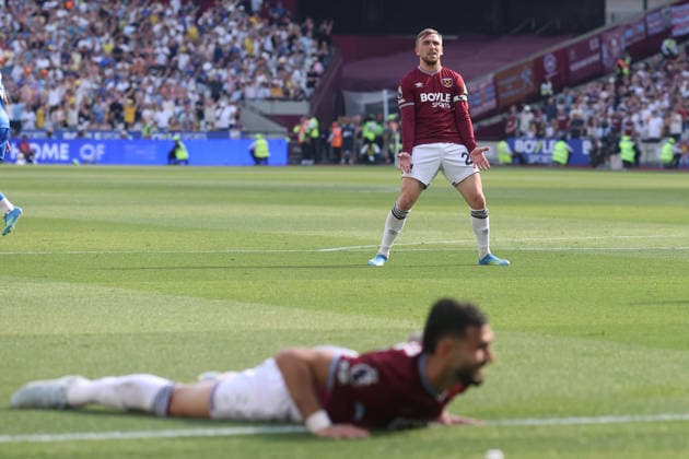 West Ham gegen Leeds 24. Mai 2026, London Premier League Fußball West Ham United gegen Leeds United Jarrod Bowen von West Ham United reagiert nach einer verpassten Chance, während Taty Castellanos am Boden liegen bleibt Foto Charlotte Wilson Offside London UK  Copyright: xCharlottexWilsonx xOffsidexOffside