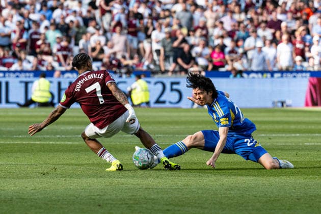 24th May 2026; London Stadium, London, England; Premier League Football, West Ham United versus Leeds United; Ao Tanaka of Leeds United stretches to tackle Crysencio Summerville of West Ham GodfreyxPitt