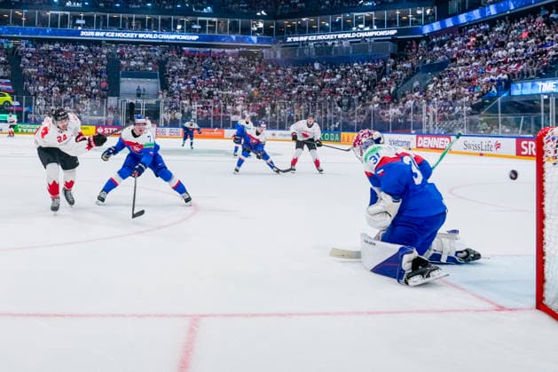 FRIBOURG, SWITZERLAND MAY 24 Dylan Cozens of Canada L against Maxim Strbak of Slovakia R during the 2026 IIHF Ice Hockey World Championship Switzerland game between Slovakia and Canada at BCF Arena on May 24, 2026 in Fribourg, Fribourg Fribourg BCF Arena Fribourg Switzerland Copyright: xJustPictures.ch JarixPestelaccix jp-en-EuSpIm-JP6_JAR_Slovakia_Canada_24May2026_00061