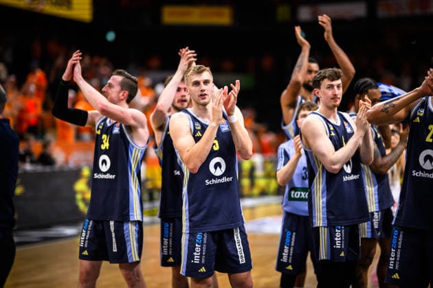 24 05 2026, Rasta Dome, Vechta Basketball, easyCredit Bundesliga, Playoffs quarterfinals, Rasta Vechta vs ALBA Berlin cheers Berlin after victory Justin Bean 34 Berlin , Sam Griesel 5 Berlin