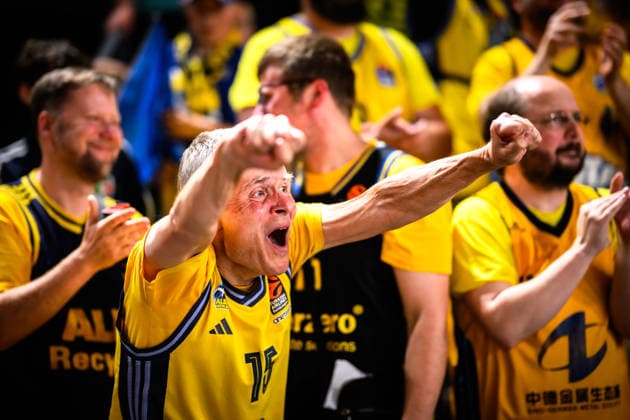 24 05 2026, Rasta Dome, Vechta Basketball, easyCredit Bundesliga, Playoffs quarterfinals, Rasta Vechta vs ALBA Berlin Fans Berlin cheer after victory