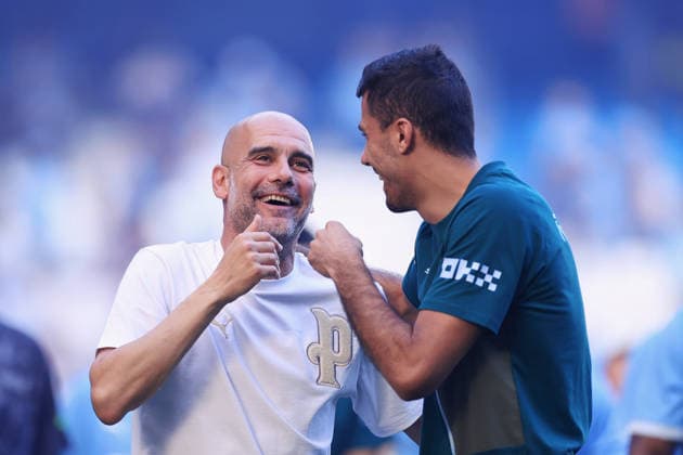 Fußball Premier League Manchester City gegen Aston Villa 24. Mai 2026 Premier League Manchester City gegen Aston Villa Manchester City Manager Pep Guardiola lacht und lächelt mit Rodri von Manchester City nach dem Spiel Foto Simon Stacpoole Offside Manchester UK  Copyright: xSimonxStacpoolexOffside