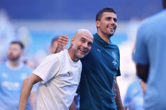 Fußball Premier League Manchester City gegen Aston Villa 24. Mai 2026 Premier League Manchester City gegen Aston Villa Manchester City Manager Pep Guardiola lacht und lächelt mit Rodri von Manchester City nach dem Spiel Foto Simon Stacpoole Offside Manchester UK  Copyright: xSimonxStacpoolexOffside