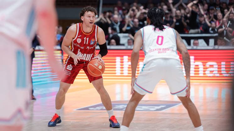 In the picture from left Brae Ivey Wuerzburg Baskets, 11 on the ball against Jalen Finch Telekom Baskets Bonn, 0 24 05 2026, Basketball, Fitness First Wuerzburg Baskets vs Telekom Baskets Bonn, easyCredit BBL Playoffs, 4 Quarterfinals, Germany, 97072, tectake Arena Wuerzburg, Copyright: HMBxMedia xJulienxBecker