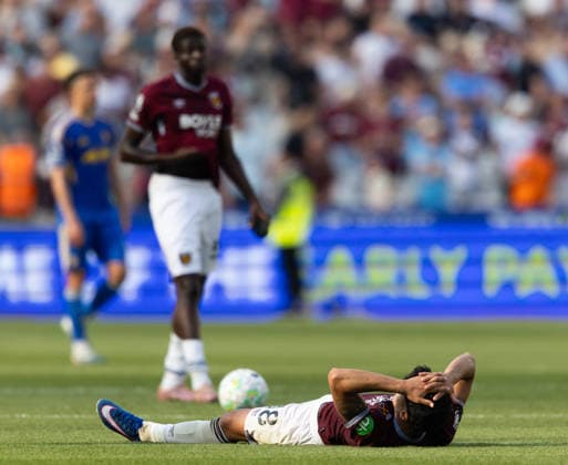 LONDON, ENGLAND - MAY 24: Mateus Fernandes of West Ham United shows dejection after West Ham United s relegation to the Sky Bet Championship is confirmed following the Premier League match between West Ham United and Leeds United at London Stadium on May 24, 2026 in London, England.  Copyright: xBenxPeters MBxMediax