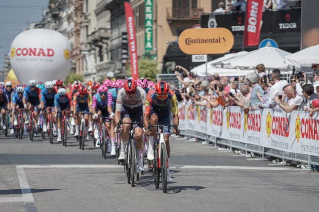 Giro D Italia 2026, Stage 15 Voghera Milan Cyclists compete in stage 15 of the Giro d Italia 2026 from Voghera to Milan, Italy, on May 24, 2026. MILAN Italy  Copyright: xEmanuelexRobertoxDexCarlix originalFilename:decarli-notitle260524_np3Gn.jpg