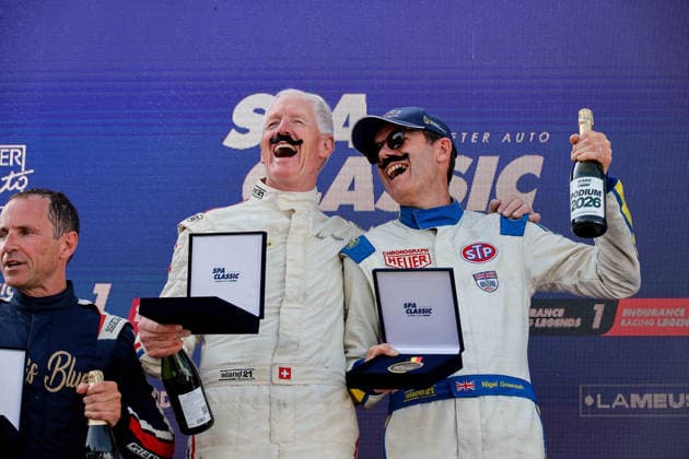 Sport Bilder des Tages LE MANS CLASSIC SERIES 2026 - SPA-CLASSIC 19 SIGRIST Rolf (che), GREENSALL Nigel (gbr), Chevron B19 1971, Proto 1 -2L, Classic Endurance Racing 1, Podium portrait during the 2026 Spa-Classic, 2nd round of the Le Mans Classic Series 2026, from May 22 to 24 in Circuit de Spa-Francorchamps, in Stavelot, Belgium - StavelotBelgium  Copyright: xPauloxMariax