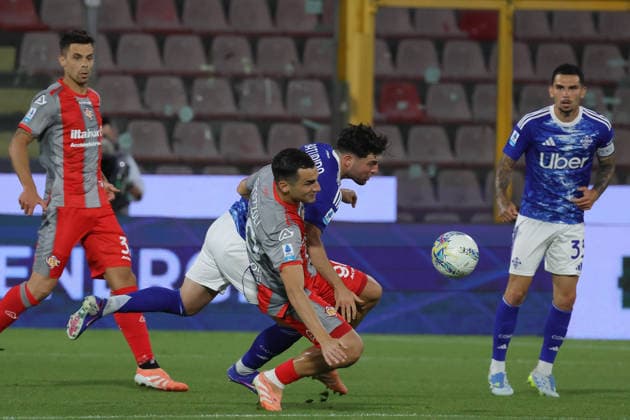 Cremonese s Federico Bonazzoli and ComoÕs Martin Baturina during the Serie A soccer match between Cremonese and Como at the Giovanni Zini Stadium in Cremona Italy - Sunday, 24 may 2026. - Soccer .  Copyright: xAlbertoxMariani LaPressex