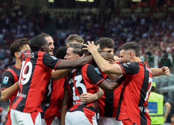 Foto IPP Roberto Bregani Milano 24-05-2026 Calcio Campionato di Serie A 2025 2026, Milan- Cagliari Nella foto i giocatori del Milan festeggiano il gol segnato da Alexis Saelemaekers del Milan. Italy Photo Press World Copyright. italy ITALY  Copyright: xR4924_italyphotopressx