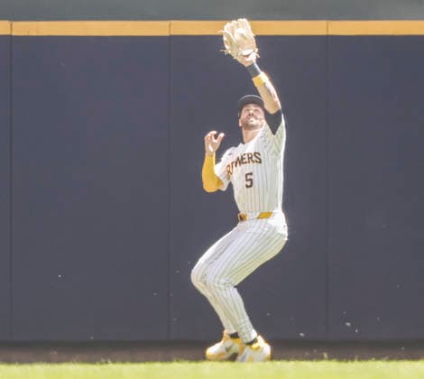 Milwaukee Brewers center fielder Garrett Mitchell catches a fly ball hit by Los Angeles Dodgers shortstop Mookie Betts in the first inning of the MLB, Baseball Herren, USA game between the Los Angeles Dodgers and the Milwaukee Brewers at American Family Field in Milwaukee, Wisconsin on Sunday, May 24, 2026.  MIL20260524809 TANNENxMAURY