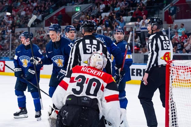 ZURICH, SWITZERLAND - MAY 24: Jesse Puljujaervi (Finland, 13) and team during their 3:0 goal celebration during the Preliminary Round - Group A Match 45 between Finland and Austria at the IIHF Ice hockey, Eishockey World Championship, WM, Weltmeisterschaft 2026, Swiss Life Arena on May 24, 2026 in Zurich, Switzerland. Zurich Switzerland Copyright: xTimoxSteinx