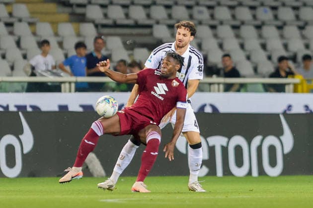 Juventus Federico Gatti fights for the ball with Torino™s Duvan Zapata during the Serie A soccer match between Torino and Juventus at the Olimpic Stadium in Turin, Italy - Sunday, May 24, 2026. - Soccer .  Copyright: xTanoxPecoraro LaPressex