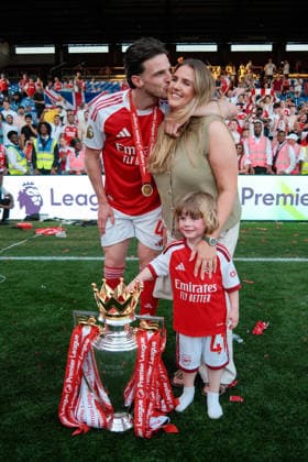 Crystal Palace gegen Arsenal 24. Mai 2026, London Premier League Fußball Crystal Palace gegen Arsenal Declan Rice von Arsenal posiert mit seiner Frau Lauren und Sohn Jude Foto Jacques Feeney Abseits London UK  Copyright: xJacquesxFeeneyx xOffsidexOffside