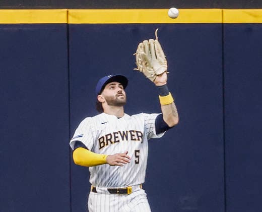 Milwaukee Brewers center fielder Garrett Mitchell catches a fly ball hit by Los Angeles Dodgers catcher Dalton Rushingl in the fifth inning of the MLB, Baseball Herren, USA game between the Los Angeles Dodgers and the Milwaukee Brewers at American Family Field in Milwaukee, Wisconsin on Sunday, May 24, 2026.  MIL20260524822 TANNENxMAURY