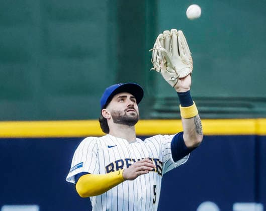 Milwaukee Brewers center fielder Garrett Mitchell catches a ball hit by Los Angeles Dodgers third baseman Miguel Rojas in the fifth inning of the MLB, Baseball Herren, USA game between the Los Angeles Dodgers and the Milwaukee Brewers at American Family Field in Milwaukee, Wisconsin on Sunday, May 24, 2026.  MIL20260524824 TANNENxMAURY