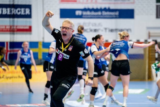 Blomberg, 24 05 2026, Handball, Women, Alsco Handball Bundesliga, Playoff, Final game 2, 2025 2026 HSG Blomberg Lippe BVB Borussia Dortmund Ronny Krüger Goalkeeper coach HSG Blomberg Lippe runs through the hall cheering after the end of the game
