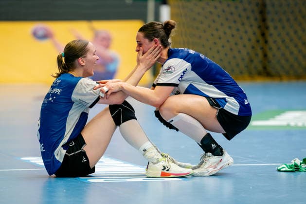 Blomberg, 24 05 2026, Handball, Women, Alsco Handball Bundesliga, Playoff, Final game 2, 2025 2026 HSG Blomberg Lippe BVB Borussia Dortmund Great joy after the game for Nieke Kühne HSG Blomberg Lippe, 9, left and Andrea Jacobsen HSG Blomberg Lippe, 4