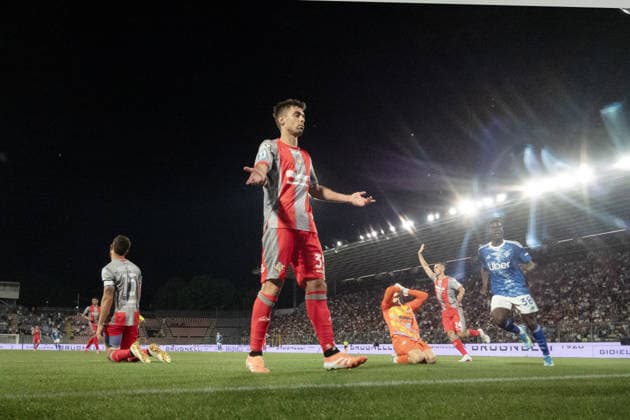 shows his dejection Cremonese Alberto Grassi and Emil Audero during the Serie A soccer match between Cremonese and Como at the Giovanni Zini Stadium in Cremona Italy - Sunday, 24 may 2026. - Soccer .  Copyright: xAlbertoxMariani LaPressex
