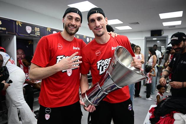 Olympiacos Piraeus v Real Madrid Euroleague Final Four Giannoulis Larentzakis of Olympiacos and Omiros Netzipoglou of Olympiacos posing with the trophy champion euroleague during the Euroleague match, Final Four, Final game between Olympiacos Piraeus v Real Madrid played at ATHENS Telekom Center Athens Stadium on May 24nd 2026 in Athens Greece Athens Greece Basketball Copyright: xAgenciaxLOFx