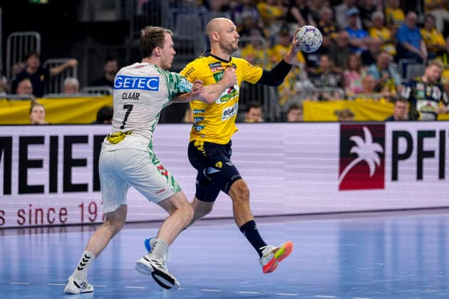v li Felix Claar SCM, 7 , Lukas Sandell RNL, 11 , duel, duel, tackle, tackling, dynamics, action, action, 24 05 2026, Mannheim Germany , Handball, Bundesliga, Rhein Neckar Löwen SC Magdeburg xozx