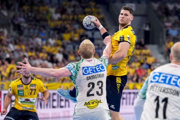 from left Magnus Saugstrup SCM, 23 , Sebastian Heymann RNL, 13 on the ball, during jump shot, throw, goal shot, action, action, game scene, 24 05 2026, Mannheim Germany , Handball, Bundesliga, Rhein Neckar Löwen SC Magdeburg xozx