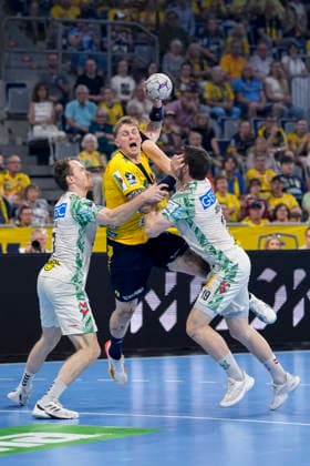 from left Felix Claar SCM, 7 , Edwin Aspenbäck RNL, 78 , Elvar Örn Jonsson SCM, 19 , duel, duel, tackle, tackling, dynamics, action, action, 24 05 2026, Mannheim Germany , Handball, Bundesliga, Rhein Neckar Löwen SC Magdeburg xozx