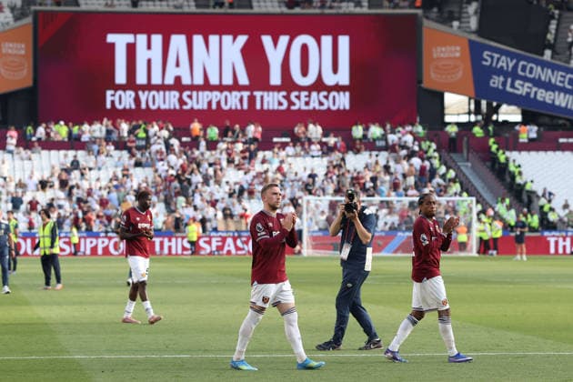 West Ham gegen Leeds 24. Mai 2026, London Premier League Fußball West Ham United gegen Leeds United Jarrod Bowen und Crysencio Summerville von West Ham United applaudieren den Fans, während die Großbildschirme den Fans für ihre Unterstützung danken Foto Charlotte Wilson Offside London UK  Copyright: xCharlottexWilsonx xOffsidexOffside