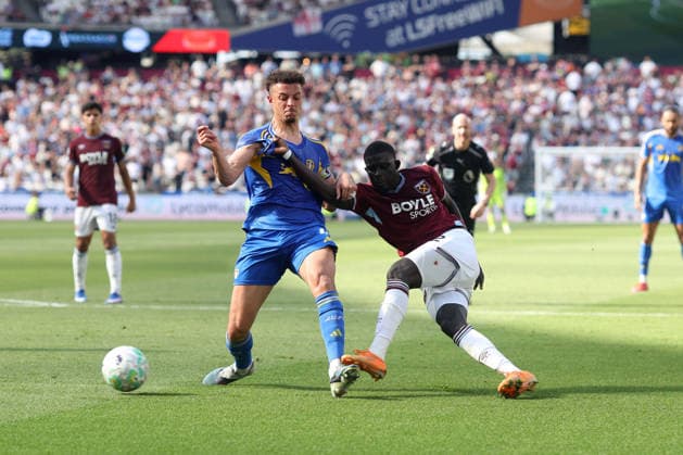 West Ham gegen Leeds 24. Mai 2026, London Premier League Fußball West Ham United gegen Leeds United Ethan Ampadu von Leeds United und El Hadji Malick Diouf von West Ham United Foto Charlotte Wilson Abseits London UK  Copyright: xCharlottexWilsonx xOffsidexOffside