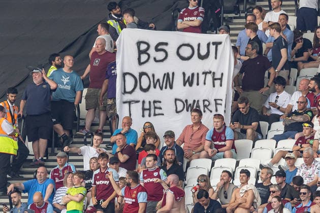 West Ham United v Leeds United, Premier League, Football, London Stadium, London, UK - 24 May 2026 West Ham United fans hold up a disparaging sign about West Ham United owner David Sullivan London London Stadium Stratford GBR, UK NEWSPAPERS OUT Copyright: xEllixBirchx