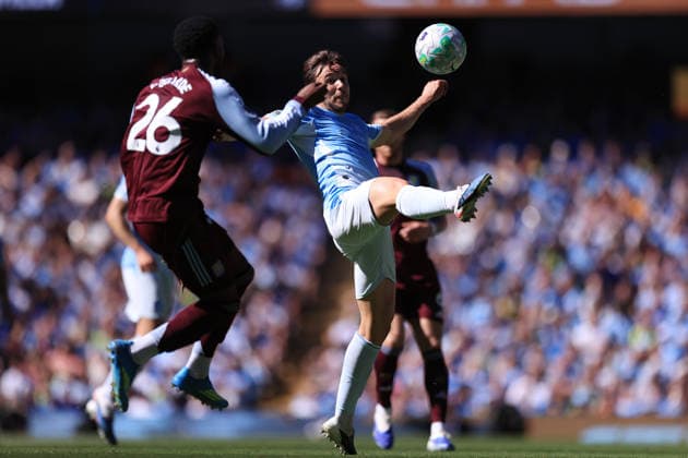 Fußball Premier League Manchester City gegen Aston Villa 24. Mai 2026 Premier League Manchester City gegen Aston Villa Nico Gonzalez von Manchester City streckt sich nach dem Ball Foto Simon Stacpoole Abseits Manchester UK  Copyright: xSimonxStacpoolexOffside
