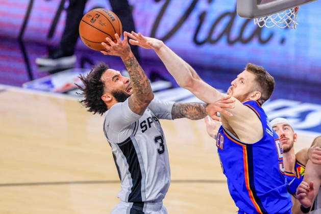 NBA, Basketball Herren, USA West Conference Finals Game 4 - Oklahoma City Thunder at San Antonio Spurs Oklahoma City Thunder center Isaiah Hartenstein (R) blocks a shot by San Antonio Spurs forward Julian Champagnie (L) during game 4 of the NBA West Conference Finals between San Antonio Spurs and Oklahoma City Thunder in San Antonio, Texas, USA, 24 May 2026. San Antonio United States  Copyright: xADAMxDAVISx
