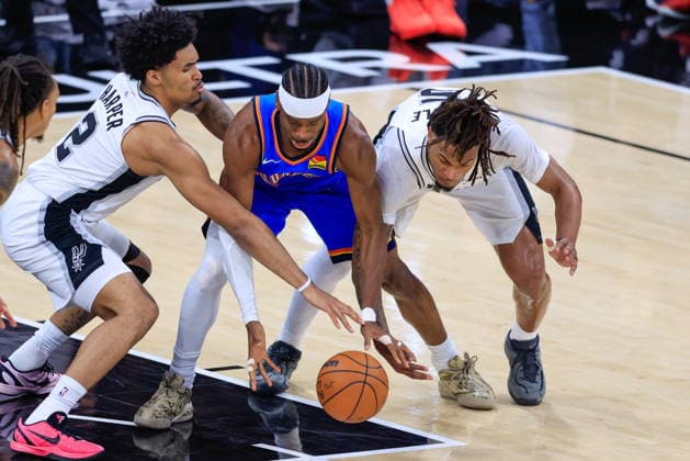 NBA, Basketball Herren, USA West Conference Finals Game 4 - Oklahoma City Thunder at San Antonio Spurs San Antonio Spurs guard Dylan Harper (L), Oklahoma City Thunder guard Shai Gilgeous-Alexander (C), and San Antonio Spurs guard Stephon Castle (R) battle for the ball during game 4 of the NBA West Conference Finals between San Antonio Spurs and Oklahoma City Thunder in San Antonio, Texas, USA, 24 May 2026. San Antonio United States  Copyright: xADAMxDAVISx