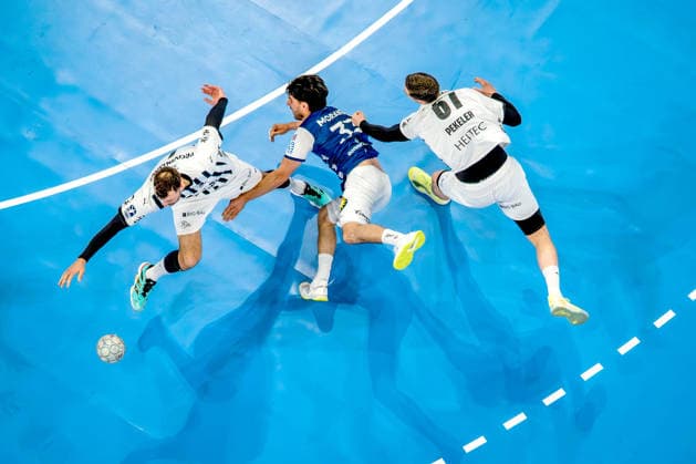 24 05 2026, xkkux, Handball, 1 HBL, Bergischer HC THW Kiel, PSD BANK Dome Düsseldorf Eloy Morante Maldonado BHC 33 in duel against Domagoj Duvnjak Kiel 04 Hendrik Pekeler Kiel 61 North Rhine-Westphalia Germany
