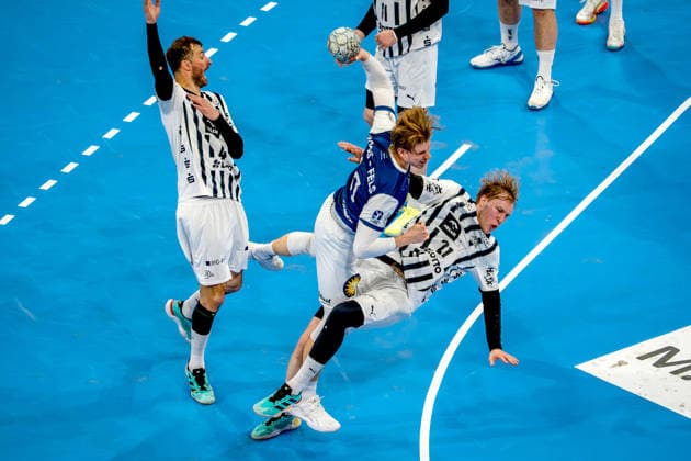 24 05 2026, xkkux, Handball, 1 HBL, Bergischer HC THW Kiel, PSD BANK Dome Düsseldorf Kim Voss Fels BHC 21 in duel against Domagoj Duvnjak Kiel 04 Eric Johansson Kiel 21 North Rhine-Westphalia Germany
