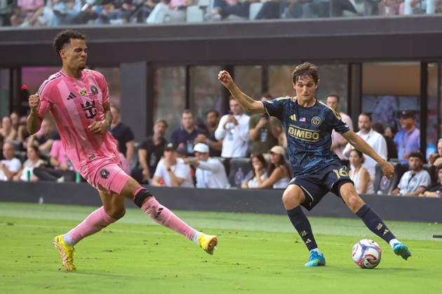 May 24, 2026, Miami, Florida, USA: Inter Miami defender Ian Fray (17) and Philadelphia Union midfielder Benjamin Bender (16) battle for a ball during a Major League Soccer match between Inter Miami CF and Philadelphia Union at NU Stadium, Miami. Soccer 2026: Inter Miami CF 6:4 Philadelphia Union.  - ZUMAa257 20260524_zsp_a257_013 Copyright: xChrisxArjoonx