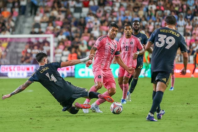 May 24, 2026, Miami, Florida, USA: Inter Miami forward Luis SuoÂ¡rez (9) and Philadelphia Union midfielder Jovan LukiÄ¡ (4) battle for the ball during a Major League Soccer match between Inter Miami CF and Philadelphia Union at NU Stadium, Miami. Soccer 2026: Inter Miami CF 6:4 Philadelphia Union.  - ZUMAa257 20260524_zsp_a257_033 Copyright: xChrisxArjoonx