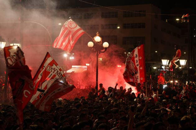 Olympiacos fans celebrate EuroLeague title in Piraeus PIRAEUS, GREECE - MAY 25: Olympiacos fans celebrate their team’s EuroLeague victory outside the Municipal Theatre in Piraeus, Greece on May 25, 2026. The Greek side claimed its fourth EuroLeague title after defeating Real Madrid 92-85 in the championship game of the Final Four held in Athens, ending a 13-year wait for the trophy. Costas Baltas Anadolu Piraeus Greece. Editorial use only. Please get in touch for any other usage.  Copyright: x2026xAnadoluxCostasxBaltasx