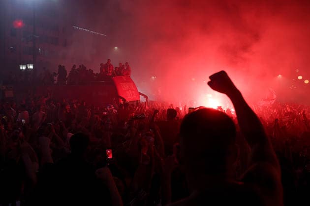 Olympiacos fans celebrate EuroLeague title in Piraeus PIRAEUS, GREECE - MAY 25: Olympiacos players celebrate the EuroLeague victory outside the Municipal Theatre in Piraeus, Greece on May 25, 2026. The Greek side claimed its fourth EuroLeague title after defeating Real Madrid 92-85 in the championship game of the Final Four held in Athens, ending a 13-year wait for the trophy. Costas Baltas Anadolu Piraeus Greece. Editorial use only. Please get in touch for any other usage.  Copyright: x2026xAnadoluxCostasxBaltasx
