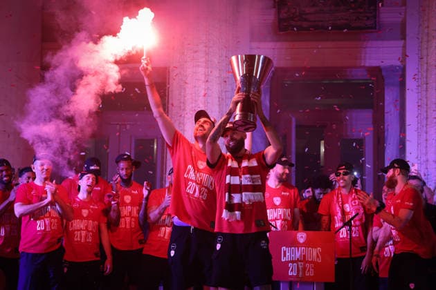 Olympiacos fans celebrate EuroLeague title in Piraeus PIRAEUS, GREECE - MAY 25: Olympiacos players celebrate the EuroLeague victory with a trophy outside the Municipal Theatre in Piraeus, Greece on May 25, 2026. The Greek side claimed its fourth EuroLeague title after defeating Real Madrid 92-85 in the championship game of the Final Four held in Athens, ending a 13-year wait for the trophy. Costas Baltas Anadolu Piraeus Greece. Editorial use only. Please get in touch for any other usage.  Copyright: x2026xAnadoluxCostasxBaltasx