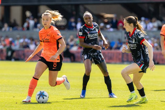 SAN JOSE, CA - MAY 24: Claire Hutton 8 of Bay FC controls the ball during a match against Chicago Stars FC on May 24, 2026 at PayPal Park in San Jose, CA. (Photo by Matthew Huang Icon Sportswire) SOCCER: MAY 24 NWSL Bay FC vs Chicago Stars EDITORIAL USE ONLY Icon260524087