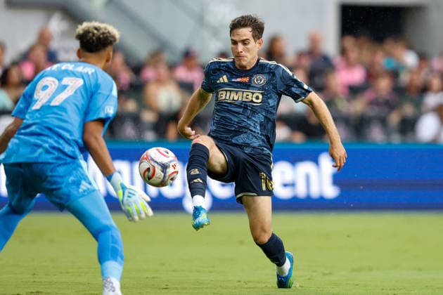 MIAMI, FL - MAY 24: Philadelphia Union forward Milan Iloski (10) kicks a ball during the MLS, Fussball Herren, USA game between Inter Miami CF and Philadelphia Union at NU Stadium on May 24, 2026 in Miami,Florida.(Photo by Chris Arjoon Icon Sportswire) SOCCER: MAY 24 MLS Inter Miami CF vs Philadelphia Union EDITORIAL USE ONLY Icon2605240010025