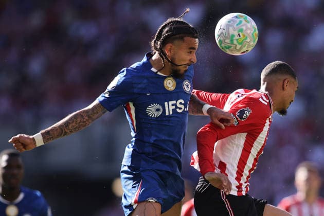 Sunderland v Chelsea - Premier League Malo Gusto of Chelsea wins a header against Wilson Isidor of Sunderland during the Premier League match between Sunderland and Chelsea at the Stadium of Light, Sunderland, on May 24, 2026. Sunderland Tyne and Wear United Kingdom  Copyright: xMIxNewsx originalFilename:fletcher-sunderla260524_npjsT.jpg