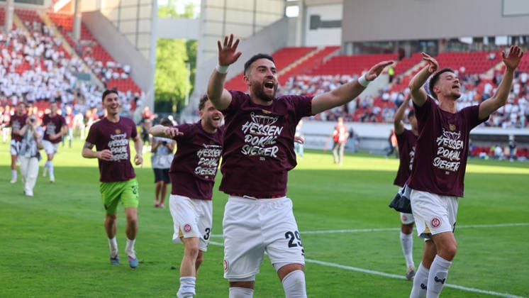 Football Hessenpokal Final SG Barockstadt Fulda Lehnerz SV Wehen Wiesbaden 23 05 26, Cheering with the fans Captain Fatih Kaya SVWW ,